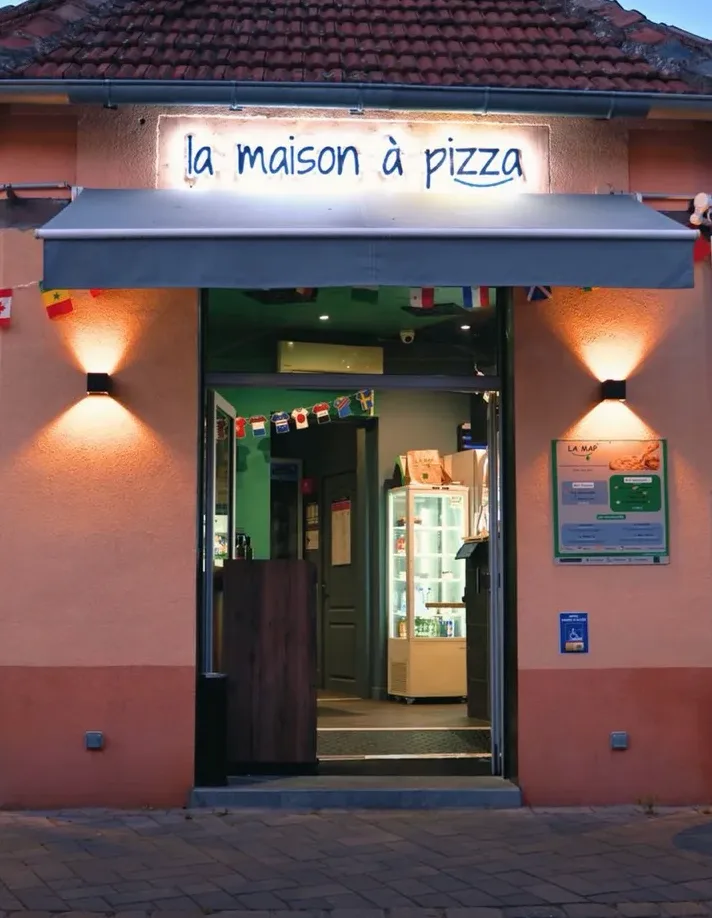 La devanture de La Maison à Pizza, place de la Liberté