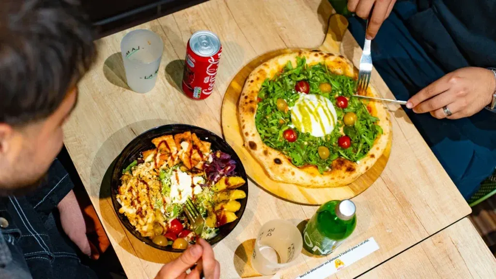 Une table de LA MAP : pizza burrata et bowl